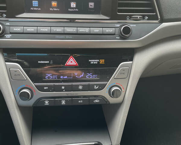 Хендай Элантра 2018 в Киеве на Automoto.ua Красный Хендай Элантра, объемом двигателя 2 л и пробегом 105 тыс. км за 13000 $, фото 15 на Automoto.ua