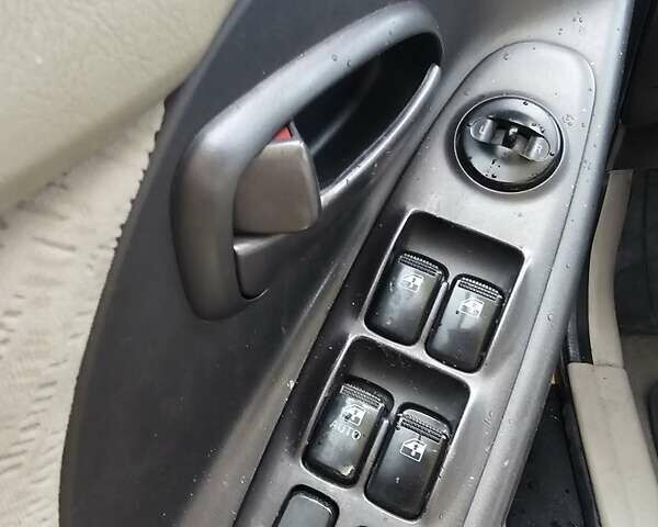 Желтый Хендай Элантра, объемом двигателя 1.99 л и пробегом 200 тыс. км за 1400 $, фото 10 на Automoto.ua