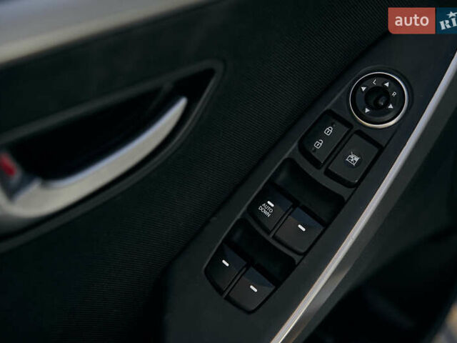 Серый Хендай Элантра, объемом двигателя 2 л и пробегом 120 тыс. км за 7900 $, фото 5 на Automoto.ua