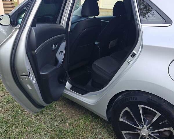 Серый Хендай Элантра, объемом двигателя 2 л и пробегом 83 тыс. км за 12900 $, фото 3 на Automoto.ua