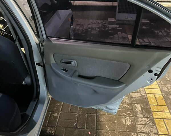 Сірий Хендай Елантра, об'ємом двигуна 1.98 л та пробігом 260 тис. км за 3100 $, фото 14 на Automoto.ua