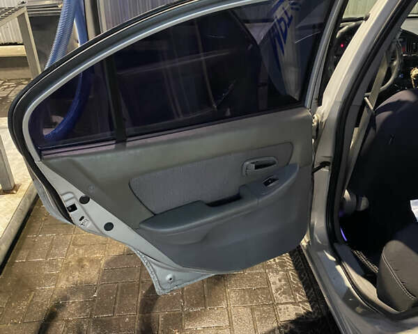 Сірий Хендай Елантра, об'ємом двигуна 1.98 л та пробігом 260 тис. км за 3100 $, фото 10 на Automoto.ua