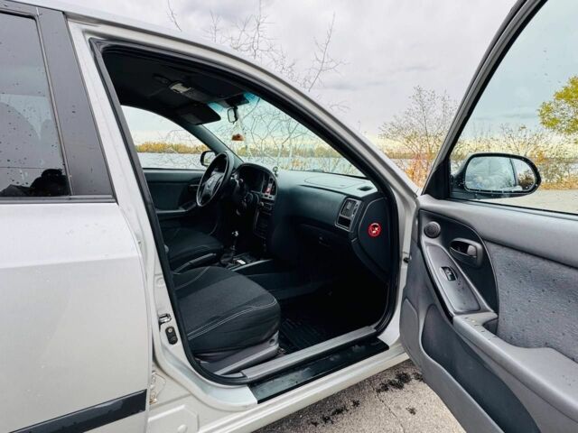 Хендай Элантра 2004 в Днепре (Днепропетровске) на Automoto.ua Серый Хендай Элантра, объемом двигателя 1.6 л и пробегом 500 тыс. км за 3800 $, фото 3 на Automoto.ua