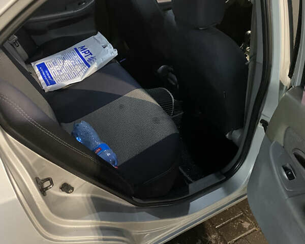 Сірий Хендай Елантра, об'ємом двигуна 1.98 л та пробігом 260 тис. км за 3100 $, фото 15 на Automoto.ua