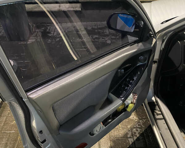 Сірий Хендай Елантра, об'ємом двигуна 1.98 л та пробігом 260 тис. км за 3100 $, фото 1 на Automoto.ua