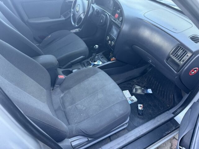 Серый Хендай Элантра, объемом двигателя 1.6 л и пробегом 200 тыс. км за 900 $, фото 4 на Automoto.ua