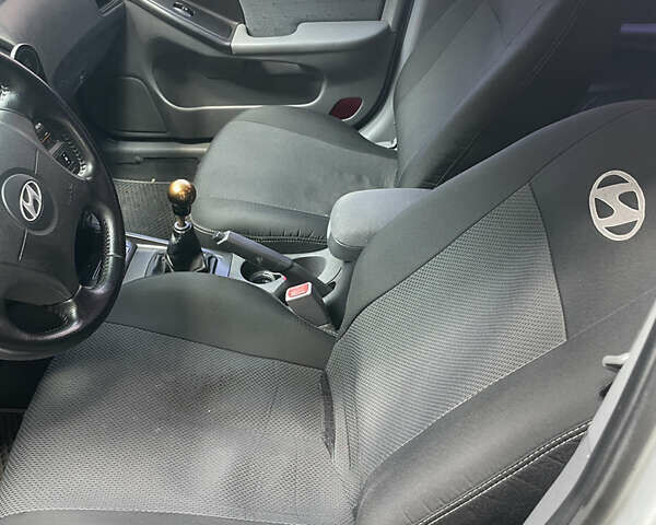 Серый Хендай Элантра, объемом двигателя 1.98 л и пробегом 218 тыс. км за 3750 $, фото 6 на Automoto.ua