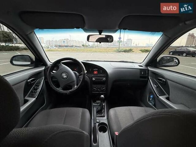 Сірий Хендай Елантра, об'ємом двигуна 1.6 л та пробігом 150 тис. км за 3800 $, фото 9 на Automoto.ua