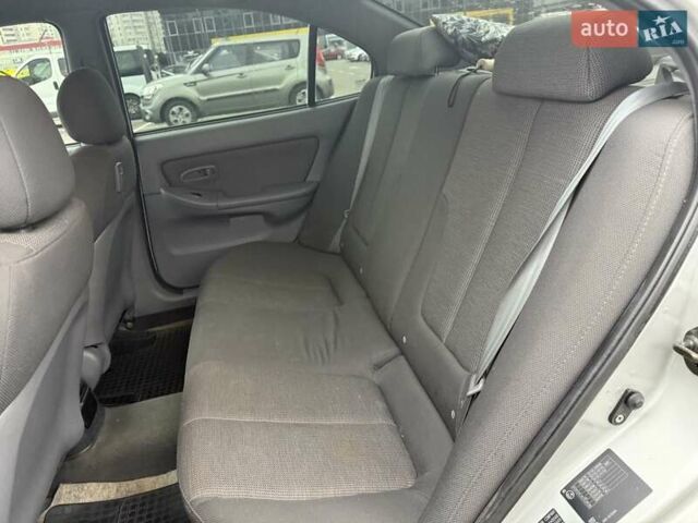 Сірий Хендай Елантра, об'ємом двигуна 1.6 л та пробігом 150 тис. км за 3800 $, фото 11 на Automoto.ua