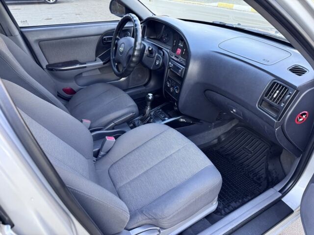 Серый Хендай Элантра, объемом двигателя 1.6 л и пробегом 250 тыс. км за 2800 $, фото 5 на Automoto.ua