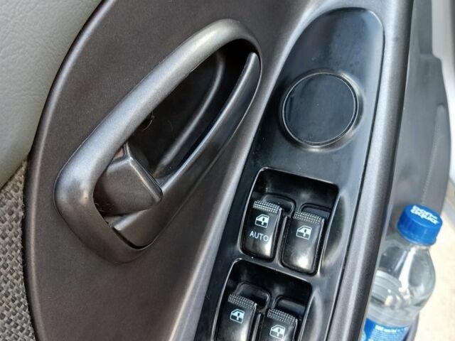 Сірий Хендай Елантра, об'ємом двигуна 1.6 л та пробігом 327 тис. км за 4000 $, фото 5 на Automoto.ua