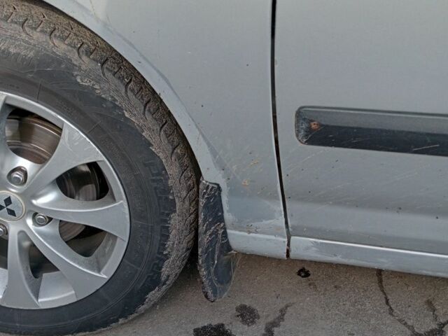 Сірий Хендай Елантра, об'ємом двигуна 1.6 л та пробігом 327 тис. км за 4000 $, фото 7 на Automoto.ua