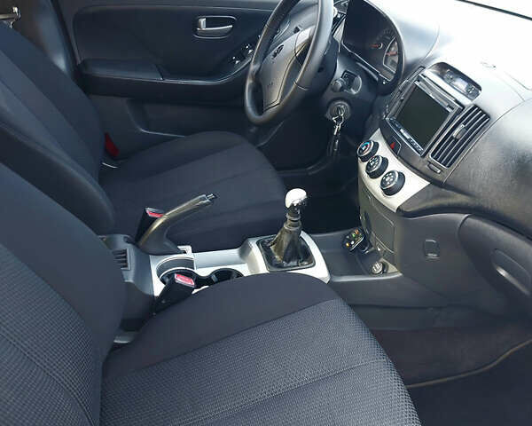 Сірий Хендай Елантра, об'ємом двигуна 1.6 л та пробігом 270 тис. км за 4750 $, фото 31 на Automoto.ua