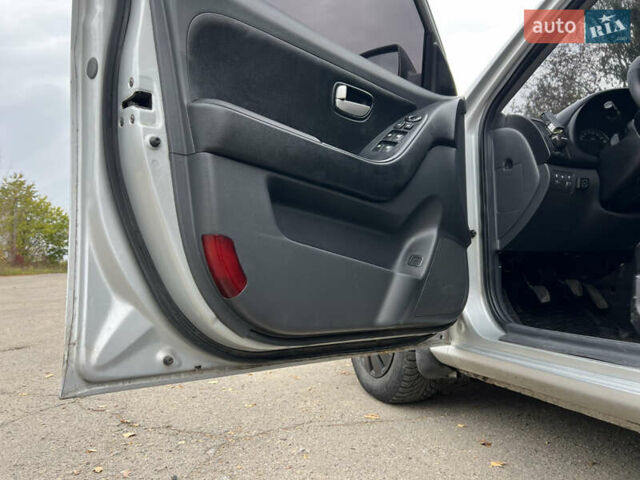 Сірий Хендай Елантра, об'ємом двигуна 1.6 л та пробігом 287 тис. км за 4600 $, фото 26 на Automoto.ua