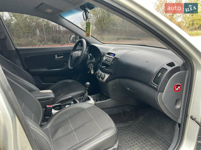 Сірий Хендай Елантра, об'ємом двигуна 1.6 л та пробігом 287 тис. км за 4600 $, фото 32 на Automoto.ua