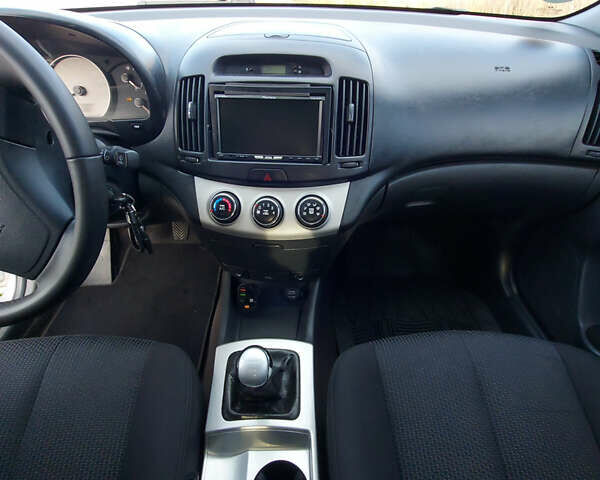 Сірий Хендай Елантра, об'ємом двигуна 1.6 л та пробігом 270 тис. км за 4750 $, фото 21 на Automoto.ua