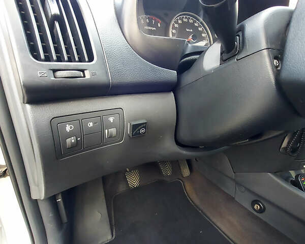 Сірий Хендай Елантра, об'ємом двигуна 1.6 л та пробігом 270 тис. км за 4750 $, фото 22 на Automoto.ua