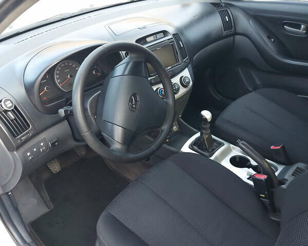 Сірий Хендай Елантра, об'ємом двигуна 1.6 л та пробігом 270 тис. км за 4750 $, фото 28 на Automoto.ua