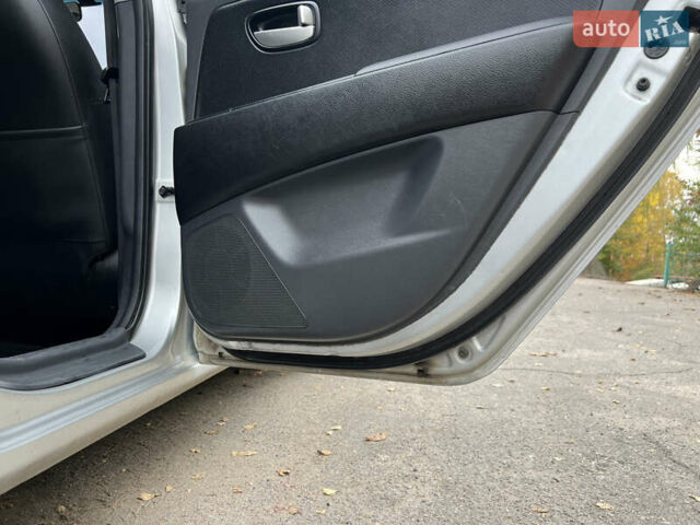 Сірий Хендай Елантра, об'ємом двигуна 1.6 л та пробігом 287 тис. км за 4600 $, фото 29 на Automoto.ua