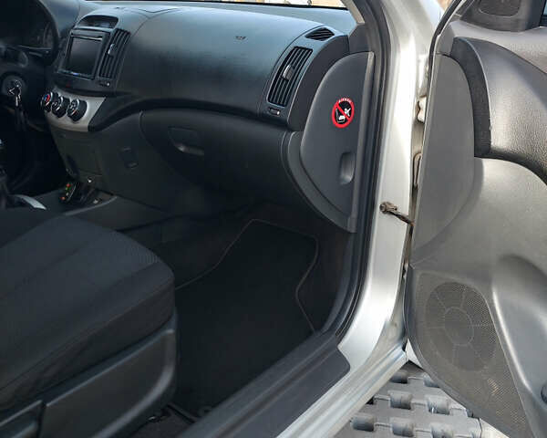 Сірий Хендай Елантра, об'ємом двигуна 1.6 л та пробігом 270 тис. км за 4750 $, фото 25 на Automoto.ua