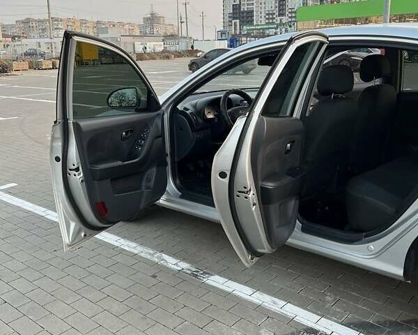 Серый Хендай Элантра, объемом двигателя 1.6 л и пробегом 159 тыс. км за 6250 $, фото 6 на Automoto.ua