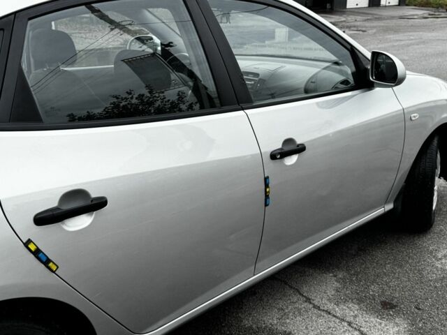 Сірий Хендай Елантра, об'ємом двигуна 1.6 л та пробігом 240 тис. км за 4500 $, фото 4 на Automoto.ua