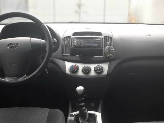 Серый Хендай Элантра, объемом двигателя 1.6 л и пробегом 270 тыс. км за 4200 $, фото 3 на Automoto.ua