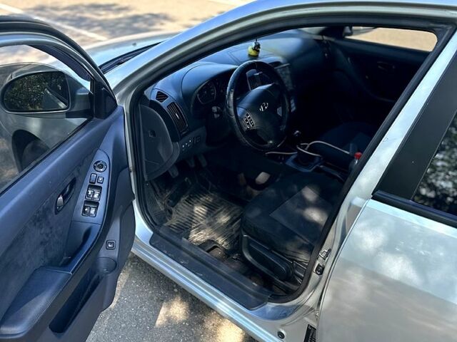 Серый Хендай Элантра, объемом двигателя 1.6 л и пробегом 340 тыс. км за 4850 $, фото 4 на Automoto.ua