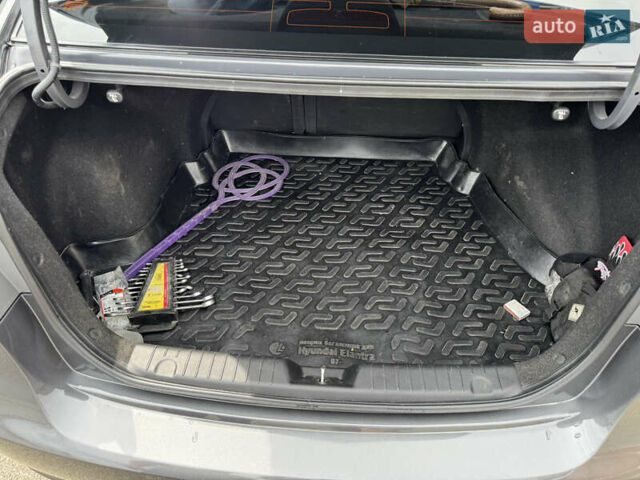 Сірий Хендай Елантра, об'ємом двигуна 1.6 л та пробігом 102 тис. км за 9000 $, фото 12 на Automoto.ua