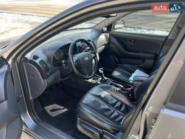 Сірий Хендай Елантра, об'ємом двигуна 1.98 л та пробігом 156 тис. км за 7200 $, фото 9 на Automoto.ua