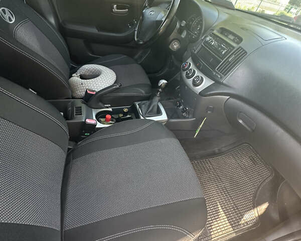 Сірий Хендай Елантра, об'ємом двигуна 1.59 л та пробігом 145 тис. км за 6300 $, фото 18 на Automoto.ua