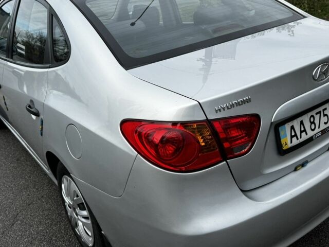 Сірий Хендай Елантра, об'ємом двигуна 1.6 л та пробігом 240 тис. км за 4500 $, фото 1 на Automoto.ua