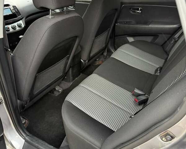 Серый Хендай Элантра, объемом двигателя 1.6 л и пробегом 242 тыс. км за 6400 $, фото 9 на Automoto.ua