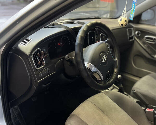 Сірий Хендай Елантра, об'ємом двигуна 1.6 л та пробігом 220 тис. км за 4550 $, фото 8 на Automoto.ua