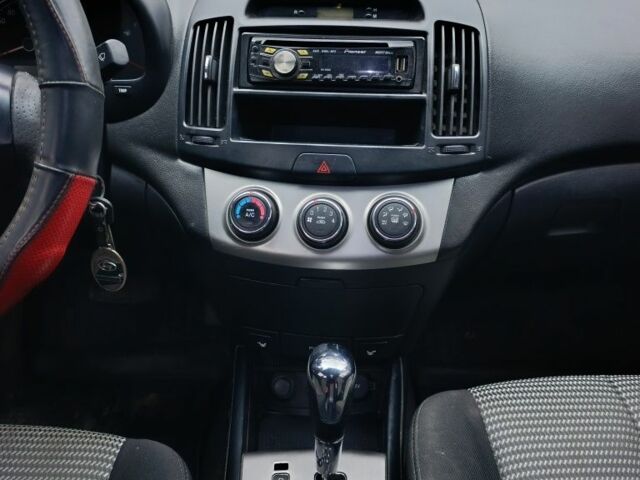 Серый Хендай Элантра, объемом двигателя 1.6 л и пробегом 213 тыс. км за 5500 $, фото 10 на Automoto.ua