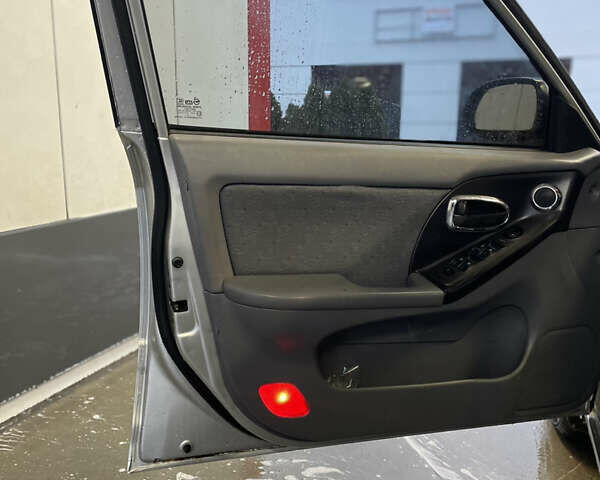 Сірий Хендай Елантра, об'ємом двигуна 1.6 л та пробігом 220 тис. км за 4550 $, фото 18 на Automoto.ua