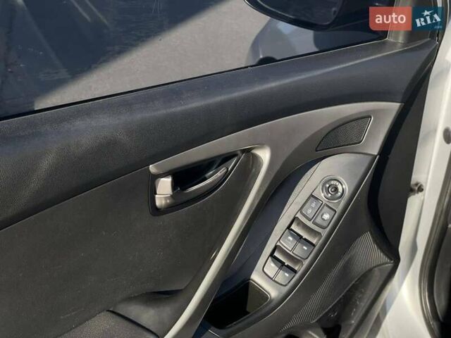 Сірий Хендай Елантра, об'ємом двигуна 1.59 л та пробігом 225 тис. км за 7200 $, фото 14 на Automoto.ua