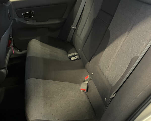 Сірий Хендай Елантра, об'ємом двигуна 1.6 л та пробігом 220 тис. км за 4550 $, фото 25 на Automoto.ua