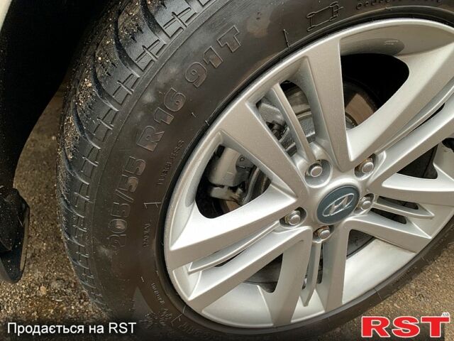 Сірий Хендай Елантра, об'ємом двигуна 1.6 л та пробігом 230 тис. км за 8500 $, фото 6 на Automoto.ua