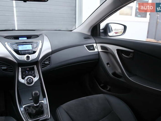 Сірий Хендай Елантра, об'ємом двигуна 1.59 л та пробігом 175 тис. км за 9200 $, фото 14 на Automoto.ua