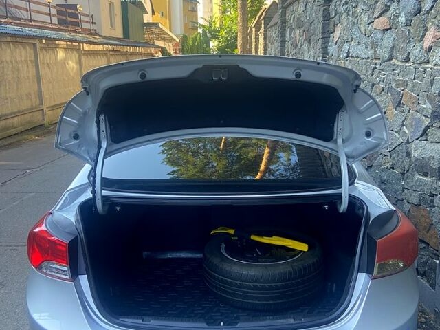 Серый Хендай Элантра, объемом двигателя 1.8 л и пробегом 230 тыс. км за 6800 $, фото 2 на Automoto.ua