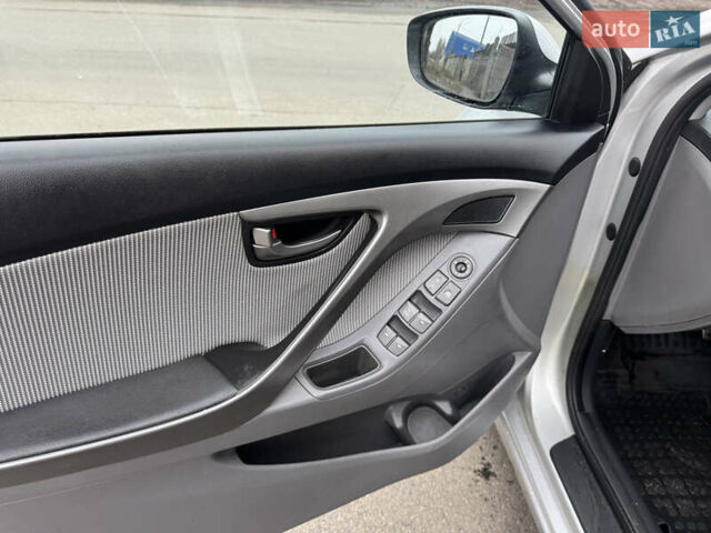 Сірий Хендай Елантра, об'ємом двигуна 1.59 л та пробігом 87 тис. км за 9800 $, фото 20 на Automoto.ua