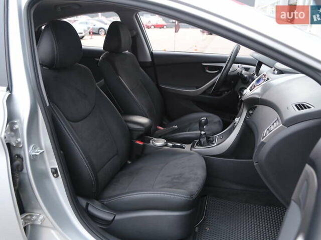 Сірий Хендай Елантра, об'ємом двигуна 1.59 л та пробігом 175 тис. км за 9200 $, фото 11 на Automoto.ua