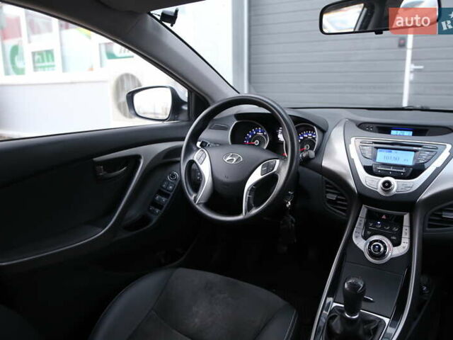 Сірий Хендай Елантра, об'ємом двигуна 1.59 л та пробігом 175 тис. км за 9200 $, фото 12 на Automoto.ua