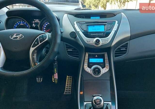 Сірий Хендай Елантра, об'ємом двигуна 1.8 л та пробігом 185 тис. км за 8900 $, фото 10 на Automoto.ua