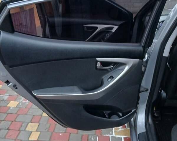 Сірий Хендай Елантра, об'ємом двигуна 1.59 л та пробігом 150 тис. км за 8000 $, фото 11 на Automoto.ua