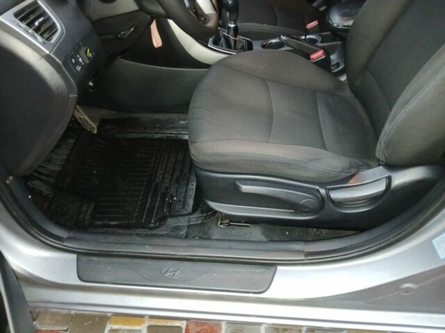 Сірий Хендай Елантра, об'ємом двигуна 1.6 л та пробігом 150 тис. км за 8000 $, фото 12 на Automoto.ua
