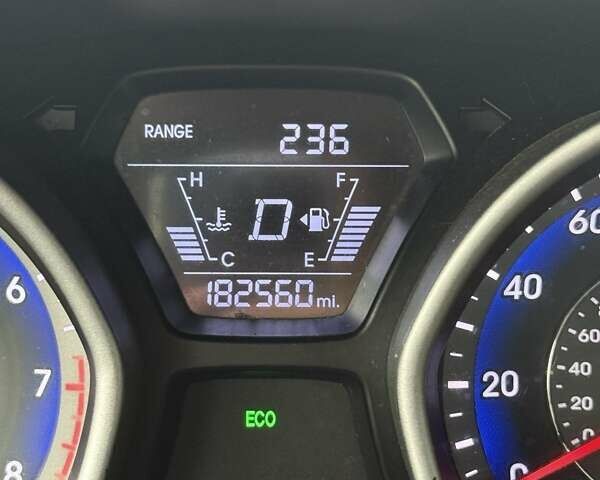 Серый Хендай Элантра, объемом двигателя 1.8 л и пробегом 290 тыс. км за 8500 $, фото 5 на Automoto.ua