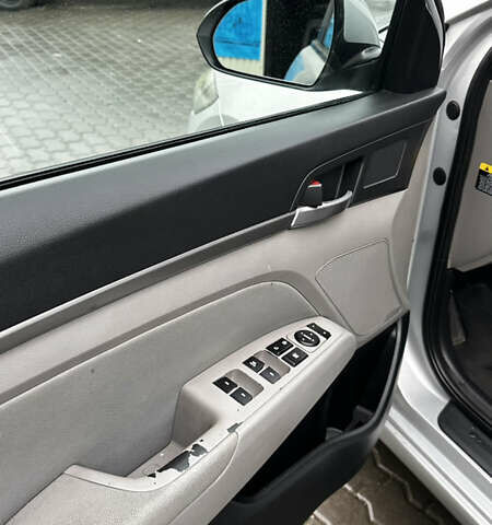 Серый Хендай Элантра, объемом двигателя 2 л и пробегом 190 тыс. км за 10200 $, фото 9 на Automoto.ua