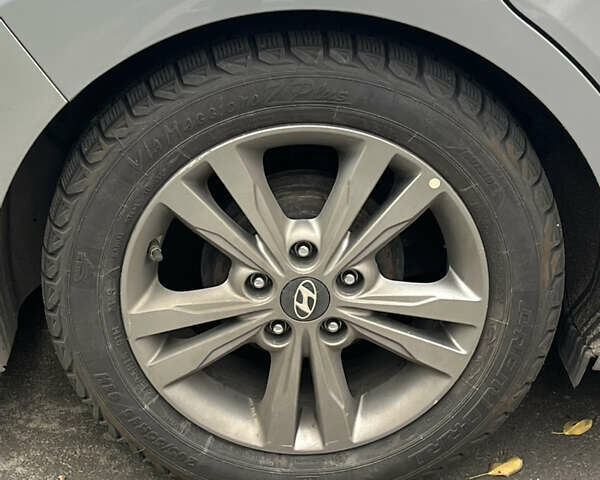 Серый Хендай Элантра, объемом двигателя 2 л и пробегом 115 тыс. км за 12000 $, фото 6 на Automoto.ua